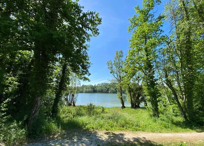 Maison bord de lac de charmes