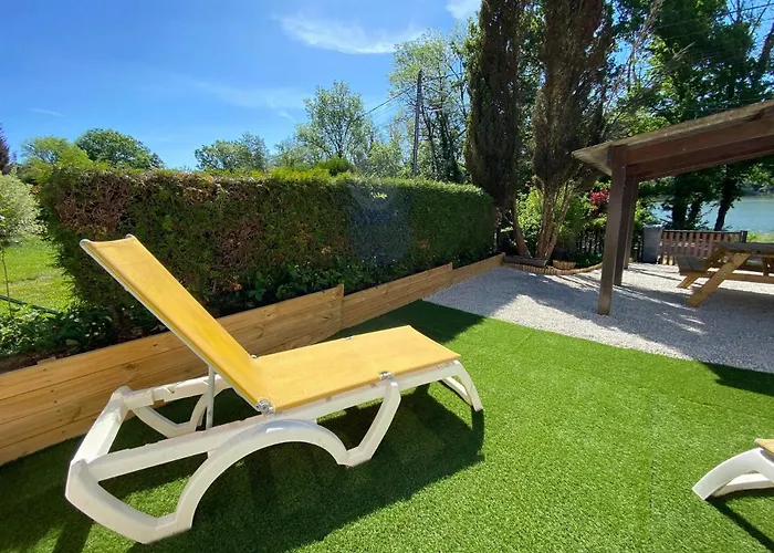 Maison bord de lac de charmes